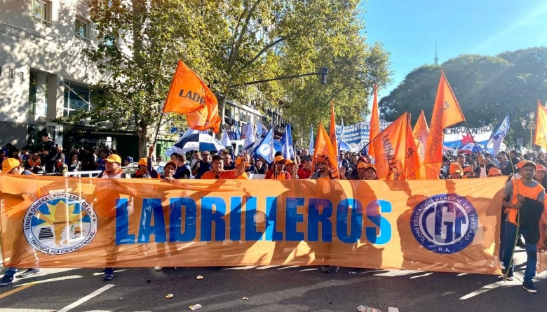 La UOLRA participó de la histórica marcha para defender la Universidad Pública