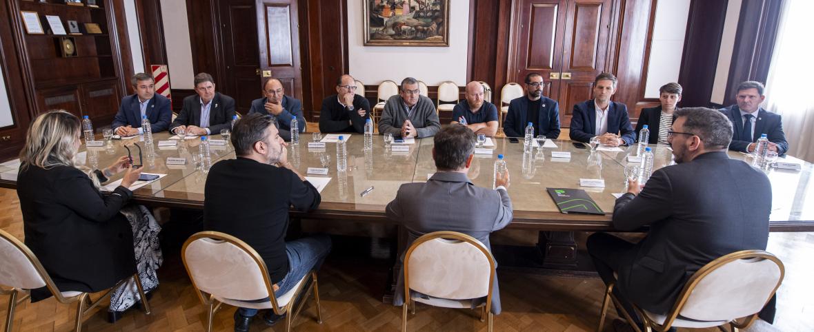 Kicillof y Cuattromo firmaron convenios con municipios para la compra de bienes de capital