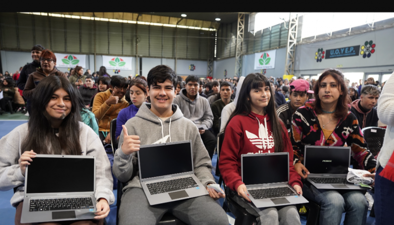 Avanza Esteban Online: Gray entregó 740 notebooks a estudiantes del distrito