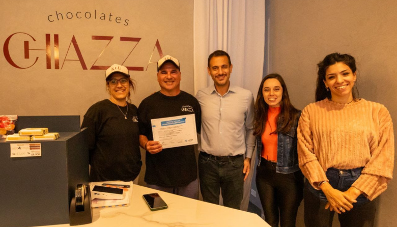 Julián Álvarez entregó el certificado de habilitación comercial a una chocolatería instalada en el distrito