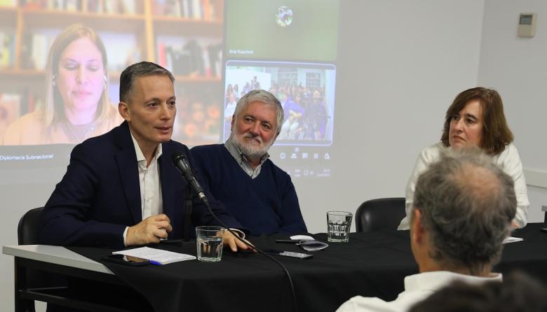 Gray expuso sobre políticas públicas y relaciones internacionales