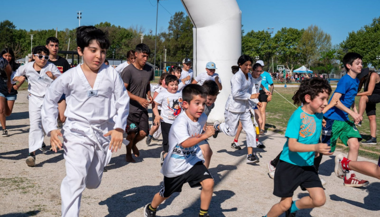 Miles de vecinos y vecinas celebraron el 81º aniversario de Lanús en el Parque Central Las Colonias