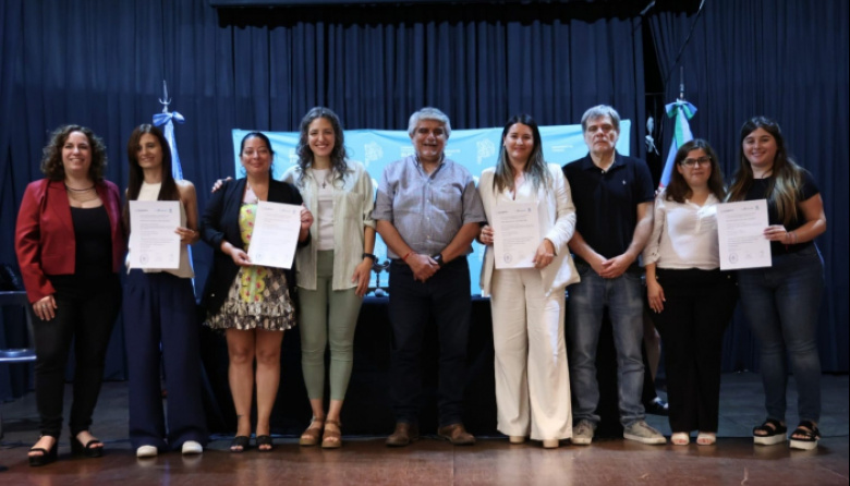 Correa entregó certificados de diplomaturas universitarias para el mundo laboral