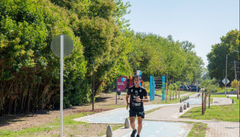 Mejora del espacio público: Julián Álvarez recorrió nueva etapa de la senda aeróbica del Parque Las Colonias