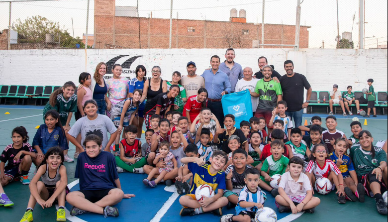 Julián Álvarez y autoridades del Banco Provincia otorgaron materiales deportivos a 16 clubes de Lanús