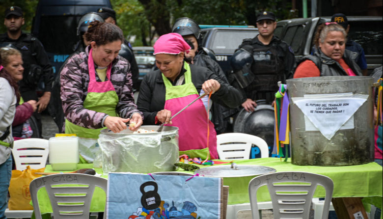Barrios de Pie realizó un comedor popular frente a la casa del funcionario Manuel Adorni