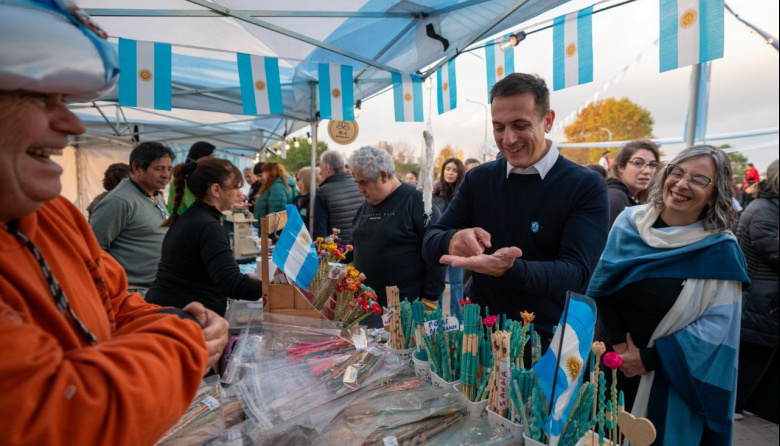 Junto a vecinos y vecinas, Julián Álvarez celebró el 25 de mayo