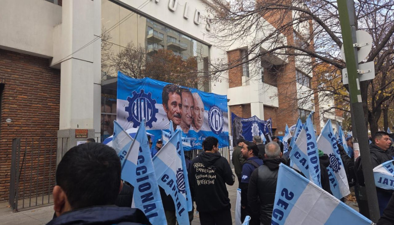 Crisis en el sector metalúrgico: la UOM marchó contra 52 despidos en la histórica planta de Apholos