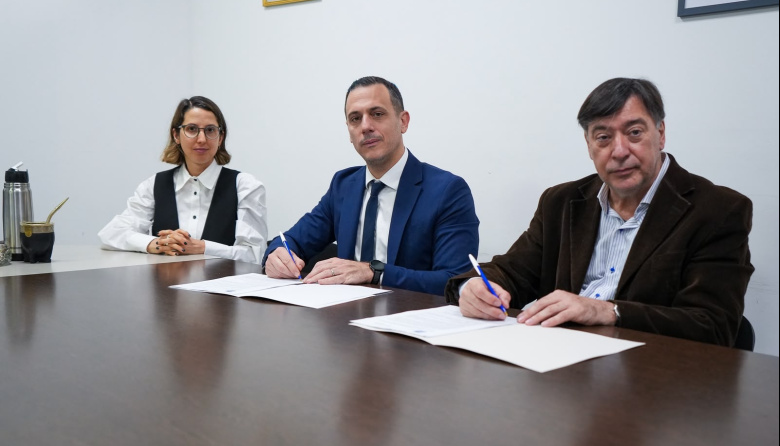 Álvarez y Calzoni firmaron convenio para implementar el primer ciclo de formación de la nueva Escuela de Policía de Prevención Municipal de Lanús