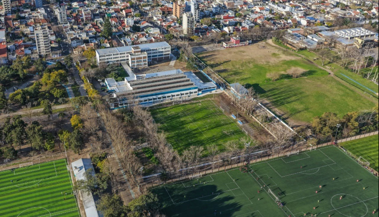 Lanús Gobierno construyó un campo de deportes en la Escuela Kennedy