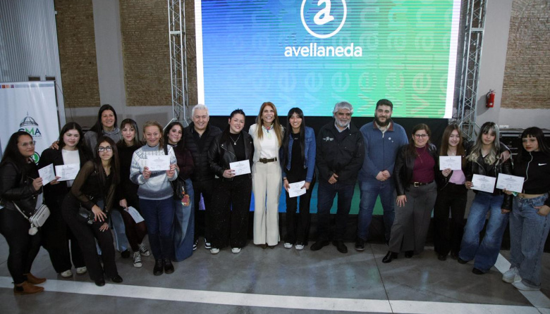 Magdalena Sierra y Walter Correa entregaron Certificados de Formación Laboral a 115 vecinos y vecinas de Avellaneda