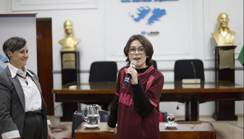 Ian Moche brindó una charla abierta sobre concientización del autismo en el HCD Lanús