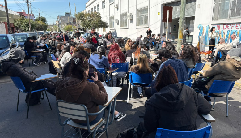 "La Universidad en la calle": ADUNA llevó adelante clases públicas