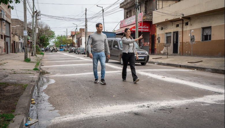 Julián Álvarez recorrió las obras de pavimentación en Valentín Alsina