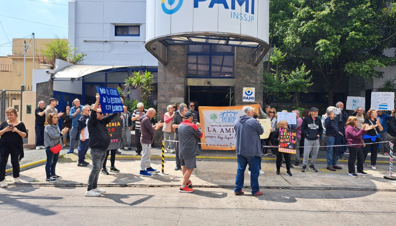 Afiliados al PAMI protestan por el inminente cierre de una Clínica en Lanús: “Es un capricho gubernamental”