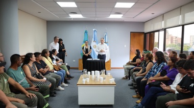 Gray firmó el pase a planta permanente de 30 trabajadores y trabajadoras