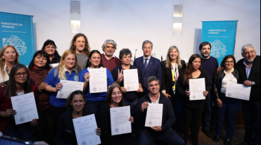 Correa entregó certificados a los alumnos que finalizaron las Diplomaturas en formación sindical