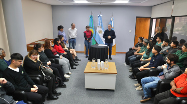 Gray firmó el pase a planta permanente de 30 trabajadores y trabajadoras