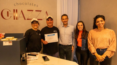 Julián Álvarez entregó el certificado de habilitación comercial a una chocolatería instalada en el distrito