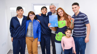 Ferraresi y Batakis entregaron viviendas en Isla Maciel