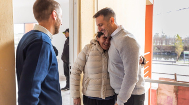 Julián Álvarez y Leandro Decuzzi entregaron las primeras seis viviendas en el Barrio Néstor Kirchner