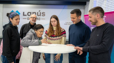 Julián Álvarez y Leandro Decuzzi entregaron escrituras a familias del distrito