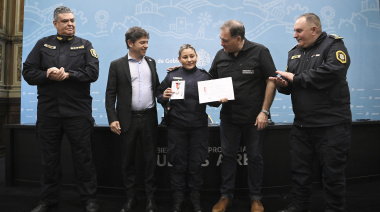 Kicillof entregó condecoraciones a oficiales de la policía provincial