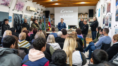 Álvarez y Decuzzi visitaron el Museo de Malvinas junto a alumnos y alumnas de escuelas del distrito