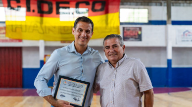 Julián Álvarez inauguró la cancha de parquet del Club CIDECO
