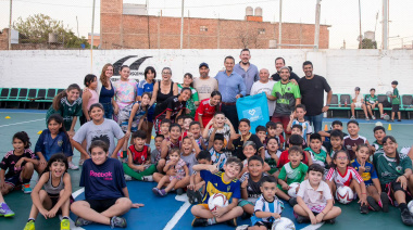 Julián Álvarez y autoridades del Banco Provincia otorgaron materiales deportivos a 16 clubes de Lanús