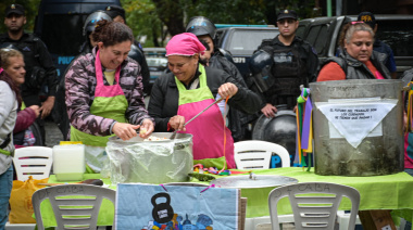 Barrios de Pie realizó un comedor popular frente a la casa del funcionario Manuel Adorni