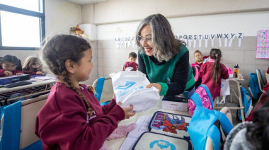 Lanús Gobierno entregó nuevas tablets a las y los estudiantes de Primer grado de la EPMB "Manuel Láinez"