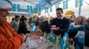 Junto a vecinos y vecinas, Julián Álvarez celebró el 25 de mayo