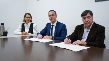 Álvarez y Calzoni firmaron convenio para implementar el primer ciclo de formación de la nueva Escuela de Policía de Prevención Municipal de Lanús