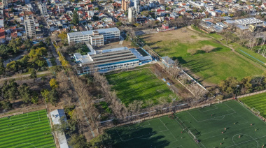 Lanús Gobierno construyó un campo de deportes en la Escuela Kennedy