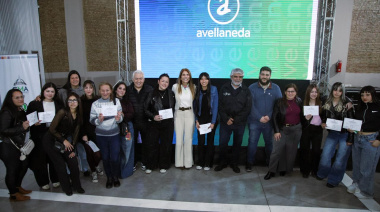 Magdalena Sierra y Walter Correa entregaron Certificados de Formación Laboral a 115 vecinos y vecinas de Avellaneda