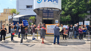 Afiliados al PAMI protestan por el inminente cierre de una Clínica en Lanús: “Es un capricho gubernamental”