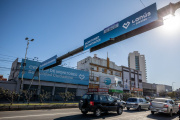Seguridad: Lanús instaló el primer pórtico de la ciudad con cámaras lectoras de patente