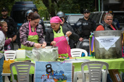 Barrios de Pie realizó un comedor popular frente a la casa del funcionario Manuel Adorni