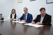 Álvarez y Calzoni firmaron convenio para implementar el primer ciclo de formación de la nueva Escuela de Policía de Prevención Municipal de Lanús