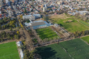 Lanús Gobierno construyó un campo de deportes en la Escuela Kennedy