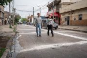 Julián Álvarez recorrió las obras de pavimentación en Valentín Alsina