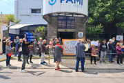Afiliados al PAMI protestan por el inminente cierre de una Clínica en Lanús: “Es un capricho gubernamental”